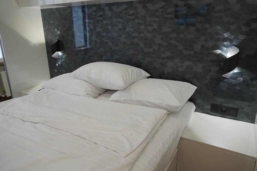 Lovely, Newly Remodeled Apartment In Yerevan! Exterior foto